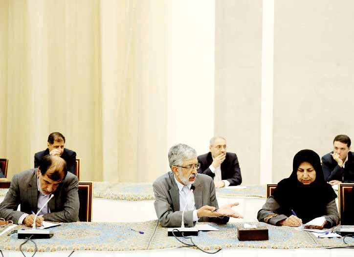 مدعوین انتقاد کردند//  روحانی از «دولت در سایه» سخن گفت