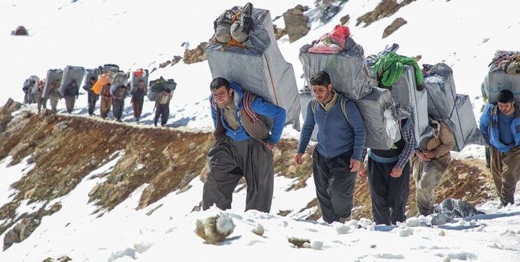 مردم به جای کولبری کارهایی چون گیوه‌بافی انجام دهند
