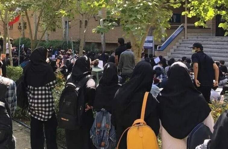۴۰  دانشجوی دختر دانشگاه هنر ممنوع‌الورود شدند