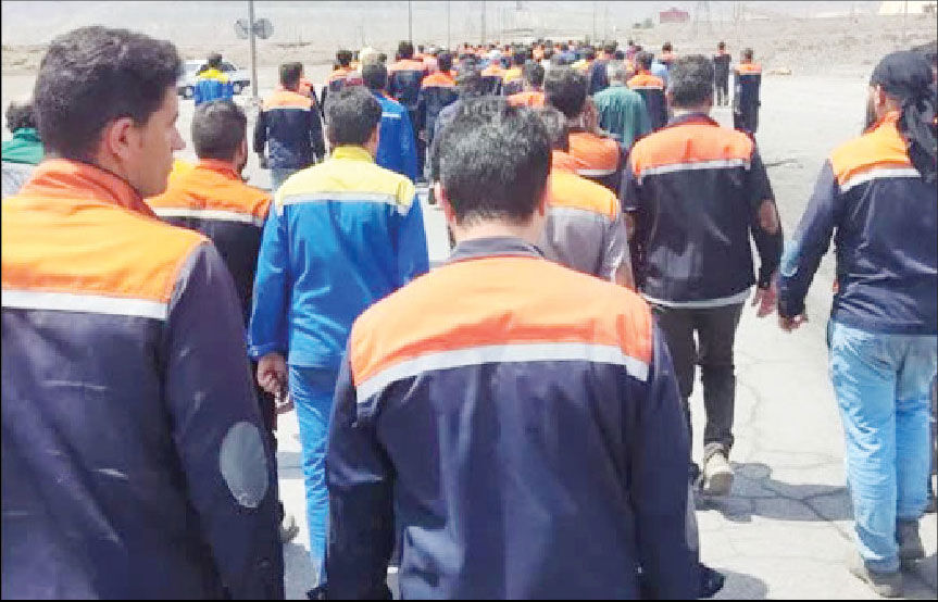 ادامه تجمع کارگران چادرملو 

با خواسته افزایش دستمزد