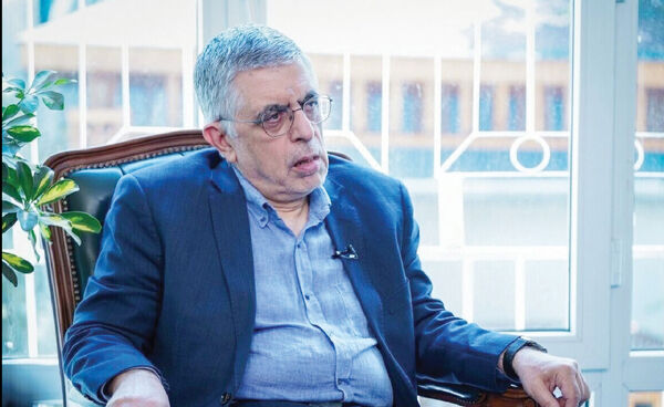 : 
تعداد احزاب زیاد است، اما نمی‌توانند هیچ کاری انجام دهند