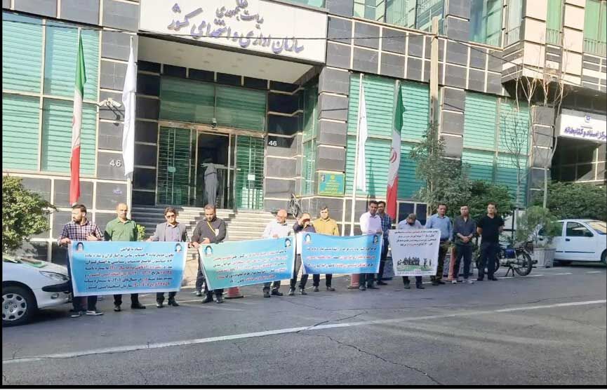 تجمع رانندگان استیجاری ایثارگر 

مقابل سازمان اداری و استخدامی