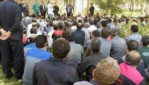 کارگران تولی‌پرس مقابل استانداری قزوین تجمع کردند
