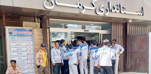 تجمع کارگران ابنیه فنی راه‌آهن درود مقابل استانداری کرمان