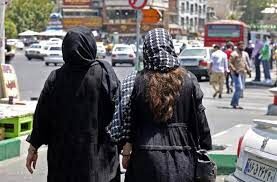 یک تار موی زن بیرون باشد، مجرم است