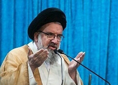 زنی که بی‌حجاب بیرون می‌آید مریض است!