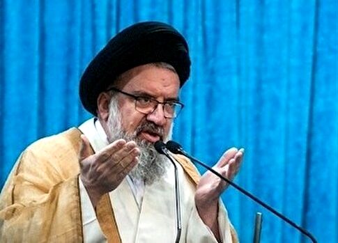 زنی که بی‌حجاب بیرون می‌آید مریض است!