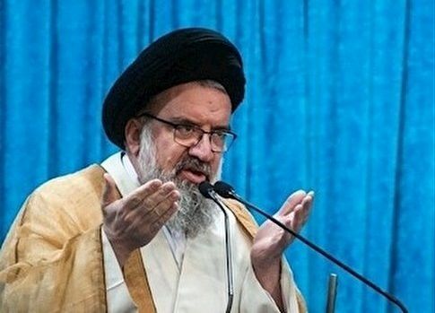 زنی که بی‌حجاب بیرون می‌آید مریض است!