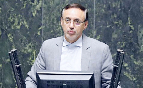 
وزیر اقتصاد هیچ معضل اقتصادی را گردن نمی‌گیرد