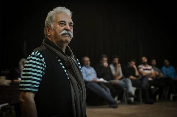 هادی مرزبان «دکتر نون» را به تالار وحدت می‌آورد