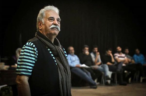 هادی مرزبان «دکتر نون» را به تالار وحدت می‌آورد