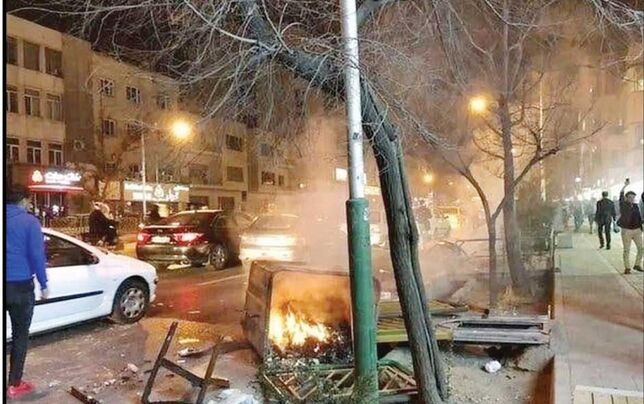 کسی که سطل آشغال آتش زده را نباید مانند یک تروریست دید