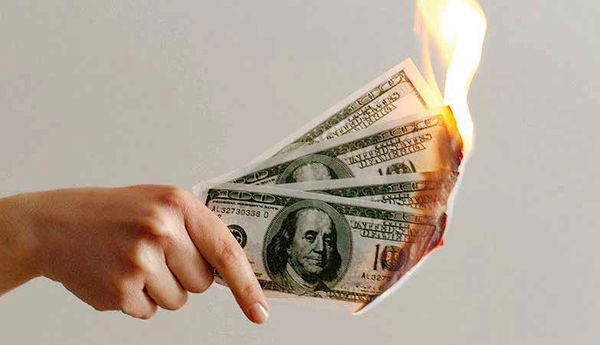 واردات غیرضروری؛ یعنی دلارهای نفتی زیر قیمت جهانی