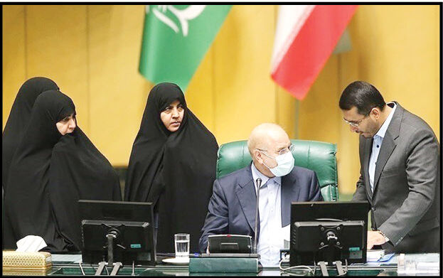 همه‌ زنان برای خروج از کشور باید از «سرپرست» خود کسب اجازه کنند