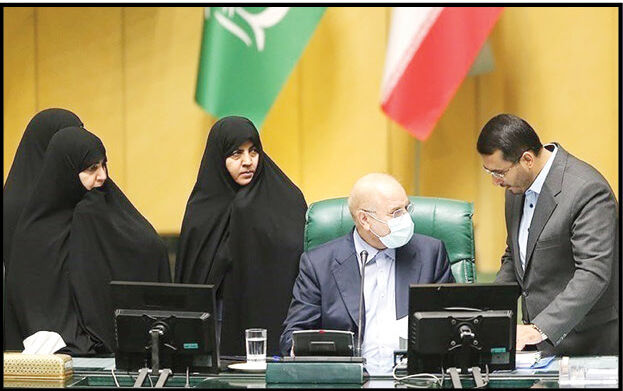 همه‌ زنان برای خروج از کشور باید از «سرپرست» خود کسب اجازه کنند